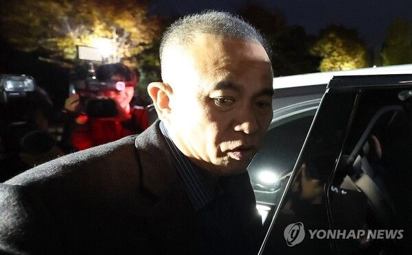 김건희 여사 공천 개입 의혹과 미래한국연구소의 불법 여론조사 의혹 등 사건의 핵심 인물인 명태균 씨가 8일 오후 경남 창원시 성산구 창원지방검찰청(창원지검)에서 조사를 마치고 자신의 차량에 오르고 있다. 2024.11.8 [사진=연합뉴스]