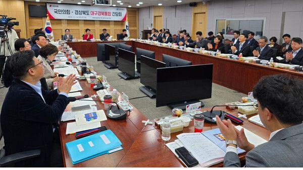 14일 국회의원회관에서 대구경북통합 간담회가 열리고 있다. 이 자리에는 이철우 지사와 국민의힘 박형수 경북도당 위원장, 경북지역 국회의원들과 지방시대위원회 우동기 위원장, 경북도 주요 간부들이 함께했다. [사진=폴리뉴스]