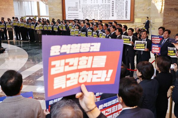 더불어민주당 의원들이 4일 오전 서울 여의도 국회 본회의장 앞에서 김건희 여사에 대한&nbsp;특검과 '명태균 의혹'에 대한 대통령의 해명을 촉구하고 있다. [사진=연합뉴스]