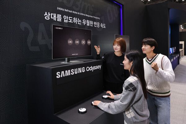 삼성전자 모델이 지스타 2024 오디세이 모니터 체험존 'All Ready. OLED'에서 오디세이 모니터의 높은 주사율을 경험할 수 있는 '동체 시력 테스트'를 체험하고 있다. [사진=삼성전자]