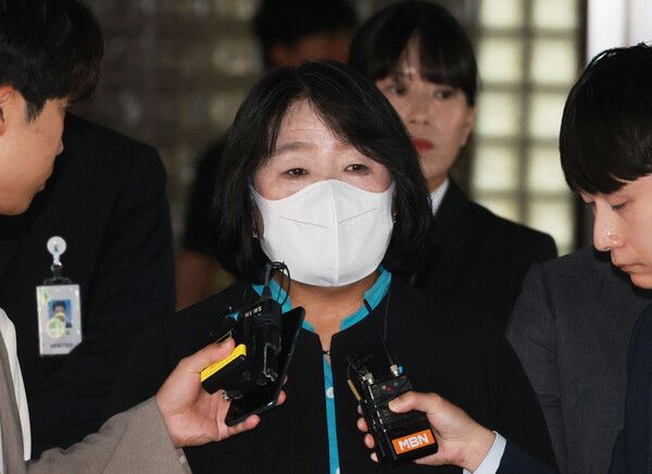 정의기억연대(정의연) 후원금을 횡령한 혐의로 재판에 넘겨진 윤미향(59) 전 의원에게 대법원에서 유죄가 확정됐다. 검찰이 기소한 지 4년 만의 결론이다.사진은 윤미향 전 의원이 2023년 9월 서울 서초동 고등법원에서 열린 2심 선고 공판에 출석한 뒤 취재진 질문에 답하는 모습[사진=연합뉴스]