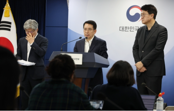 배달플랫폼-입점업체 상생협의체 제12차 회의 브리핑 - 이정희 배달플랫폼-입점업체 상생협의체 위원장이 14일 서울 종로구 정부서울청사에서 제12차 회의 결과를 브리핑하고 있다. [사진=연합뉴스]