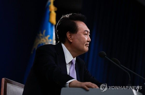 윤석열 대통령이 7일 오전 서울 용산 대통령실 청사 브리핑실에서 열린 '대국민담화 및 기자회견'에서 취재진의 질문을 듣고 있다. 2024.11.7 [사진=연합뉴스]