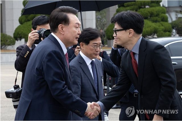 14일 윤석열 대통령의 APEC과 G20 순방길에 한동훈 대표가 환송의 인사를 하고 있다. [사진=연합뉴스]