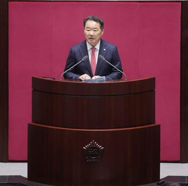 신성범 국회의원이 6월27일, 제22대 국회 본회의장 단상에서 정보위원장 당선인사말을 하고 있다. [사진=신성범 SNS]