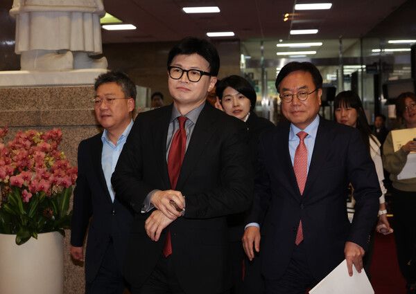 국민의힘 한동훈 대표가 14일 국회 본회의가 끝나고 열린 당 의원총회장으로 향하고 있다. [사진= 연합뉴스]