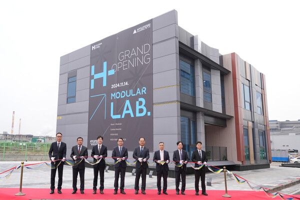 지난 10월 14일 현대제철 당진제철소에서 진행된 'H-모듈러 랩' 기념식 참석자들이 커팅식을 진행하고 있다. (왼쪽부터 현대엔지니어링 건축모듈팀 김양범 팀장, 현대엔지니어링 건축수행실 김경수 소장, 현대엔지니어링 스마트기술실 조은상 상무, 현대엔지니어링 미래기술사업부 심범섭 상무, 현대제철 연구개발본부 이보룡 전무, 현대제철 제품개발센터 정유동 상무, 현대제철 철근형강영업담당 조범수 상무,현대제철 응용기술실 현주식 실장) [사진=현대제철]