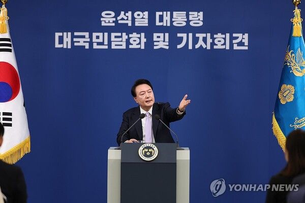 윤석열 대통령이 7일 오전 서울 용산 대통령실 청사 브리핑실에서 열린 '대국민담화 및 기자회견'에서 북한 문제에 대한 질문을 준비한 외신 기자에게 질문할 기회를 주고 있다. [사진=연합뉴스]