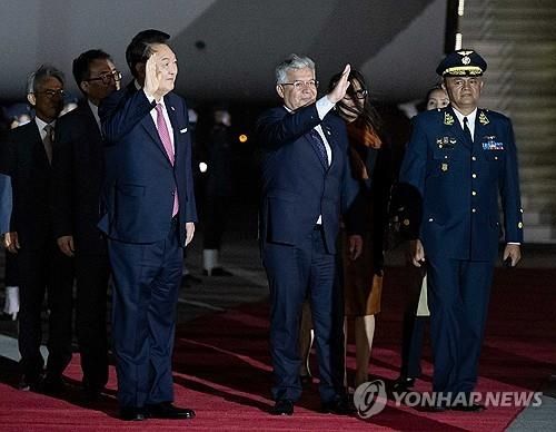 &nbsp;31차 아시아태평양경제협력체(APEC) 정상회의에 참석하는&nbsp;윤석열&nbsp;대통령이 14일(현지시간) 페루 리마 제2공군비행단에 도착해 전용기인 공군 1호기에서 내리며 인사하고 있다.[사진=연합뉴스]