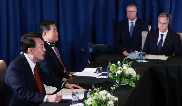 아시아태평양경제협력체(APEC) 정상회의 참석차 페루를 방문 중인&nbsp;윤석열&nbsp;대통령이 15일(현지시간) 페루 리마 컨벤션센터에서 한미일 정상회의를 하고 있다.[사진=연합뉴스]