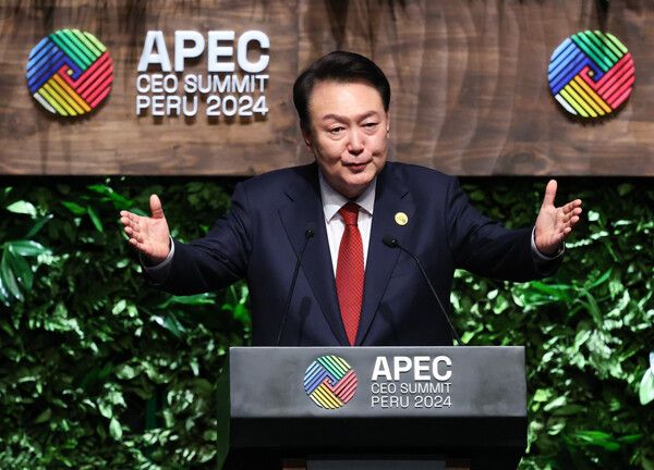 31차 아시아태평양경제협력체(APEC) 정상회의 참석차 페루를 방문한&nbsp;윤석열&nbsp;대통령이 15일(현지시간) 리마 국립대극장에서 APEC CEO 서밋 기조연설을 하고 있다. [사진=연합뉴스]