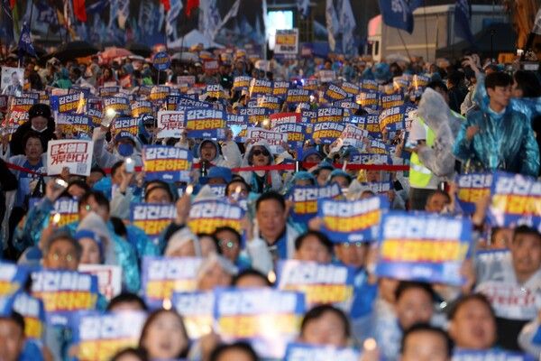 이재명 1심 판결 직후인 16일 오후 서울 광화문 북측광장 인근에서 더불어민주당 주최로 열린 '김건희 윤석열 국정농단 규탄·특검 촉구 제3차 국민 행동의 날' 장외 집회에서 참석자들이 빗속에서도 구호를 외치고 있다.[사진=연합뉴스]