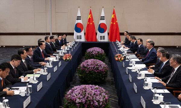 31차 아시아태평양경제협력체(APEC) 정상회의에 참석한 윤석열 대통령이 15일(현지시간) 페루 리마의 한 호텔에서 시진핑 중국 국가 주석과&nbsp;한중&nbsp;정상회담을 하고 있다.[사진=대통령실 제공]