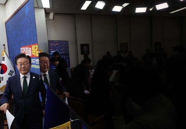 더불어민주당&nbsp;이재명&nbsp;대표가 18일 국회에서 열린 최고위원회의를 마치고 회의장을 나서고 있다. [사진=연합뉴스]