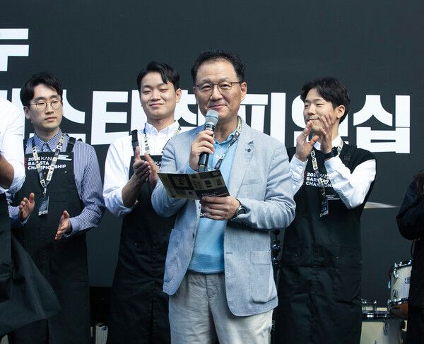 동서식품이 지난 16일 서울 성수동에서 개최한 ‘2024 카누 바리스타 챔피언십’ 결선 개막식에서 동서식품 박영순 부사장이 인사말을 하고 있다. [사진=동서식품]