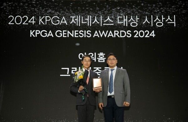 15일 서울 강남구 그랜드 인터컨티넨탈 서울 파르나스에서 열린 2024 KPGA 제네시스 대상 ‘아워홈 그린적중률’ 부문 시상식에서 신용호 석교상사 상무이사(왼쪽)가 대리 수상한 후 오창현 아워홈 브랜드마케팅부문 부문장과 기념촬영을 하고 있다. [사진=아워홈]