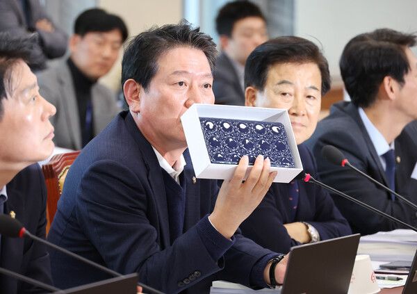 18일 오전 국회 과학기술정보방송통신위원회에서 열린 박장범 한국방송공사 사장후보자 인사청문회에서 더불어민주당 소속 조인철 의원이 디올백을 들어 보이며 질의하고 있다. [사진= 연합뉴스]