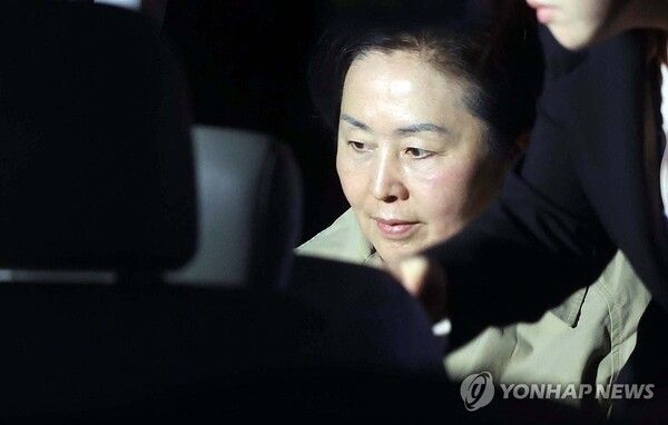 김건희 여사 공천 개입 의혹과 미래한국연구소의 불법 여론조사 의혹 등 사건의 핵심 인물인 국민의힘 김영선 전 의원이 14일 오후 경남 창원시 성산구 창원지방법원(창원지법)에 구속 전 피의자 심문(영장실질심사)을 마치고 법원을 나서 검찰 차에 앉아 있다. 2024.11.14 [사진=연합뉴스]