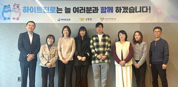 지난 15일 하이트진로 서초사옥에서 하이트진로 김인규 대표(왼쪽 첫 번째)와 소방공무원 유가족이 참석한 가운데 소방유가족 지원금 전달식을 진행했다. [사진=하이트진로]