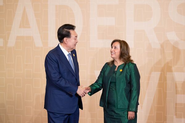 윤석열&nbsp;대통령이 16일(현지시간) 페루 리마 컨벤션센터의 31차 아시아태평양경제협력체(APEC) 정상회의장에 도착해 디나 볼루아르테 페루 대통령과 악수하고 있다. [사진=연합뉴스]