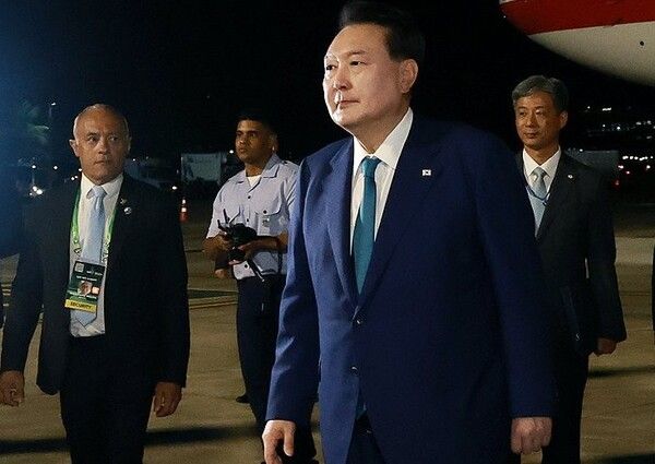 &nbsp;19차 주요 20개국(G20) 정상회의에 참석하는 윤석열 대통령이 17일(현지시간)&nbsp;브라질&nbsp;리우데자네이루 갈레앙 공군기지에 도착해 공항을 나서고 있다.[사진=대통령실 제공]
