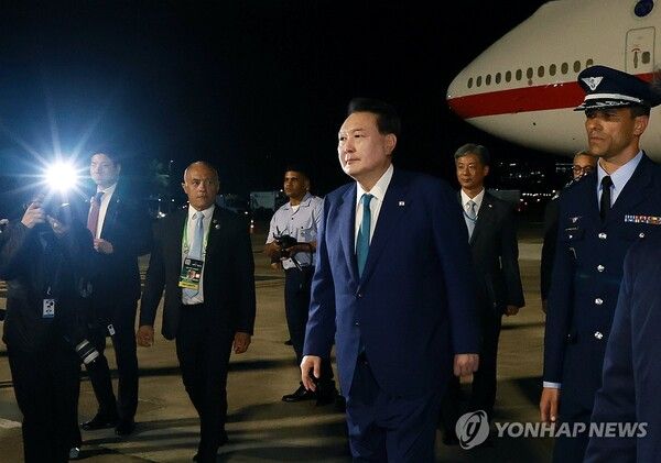 19차 주요 20개국(G20) 정상회의에 참석하는 윤석열 대통령이 17일(현지시간) 브라질 리우데자네이루 갈레앙 공군기지에 도착해 공항을 나서고 있다. 2024.11.18 [사진=연합뉴스]