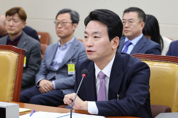 박장범 KBS(한국방송공사) 사장 후보자가 19일 오전 국회 과학기술정보방송통신위원회에서 열린 인사청문회에서 의원 질의에 답하고 있다 [사진=연합뉴스]