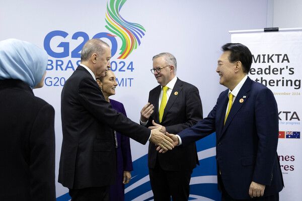윤석열 대통령이 18일(현지시간) 19차 주요 20개국(G20) 정상회의가 열리는 브라질 리우데자네이루 현대미술관에서 한·믹타(MIKTA) 정상회동을 하며 레제프 타이이프 에르도안 튀르키예 대통령과 악수하고 있다.오른쪽부터 윤 대통령, 앤서니 앨버니지 호주 총리, 클라우디아 셰인바움 멕시코 대통령, 에르도안 튀르키예 대통령. [사진=연합뉴스]