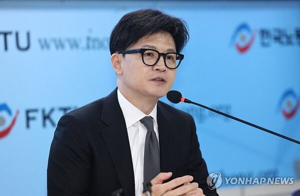 국민의힘 한동훈 대표가 19일 서울 여의도 한국노동조합총연맹에서 열린 한국노총-국민의힘 간담회에서 인사말을 하고 있다. 2024.11.19 [사진=연합뉴스]