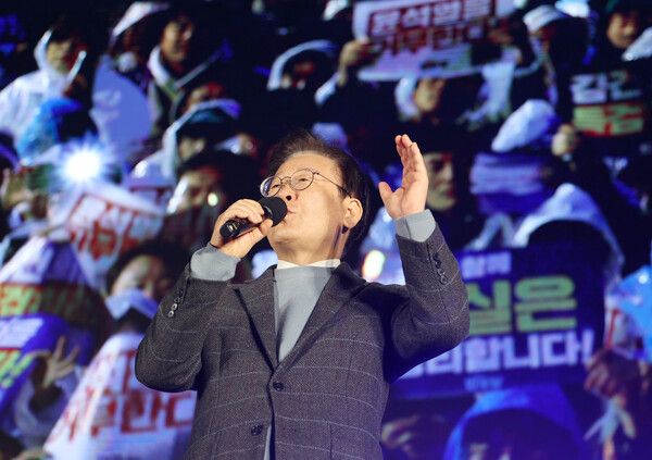 더불어민주당&nbsp;이재명&nbsp;대표가 16일 오후 서울 광화문광장 인근에서 열린 '김건희·윤석열 국정농단 규탄·특검 촉구 제3차 국민 행동의 날'에 참가해 발언하고 있다. [사진=연합뉴스]