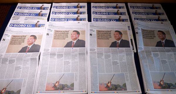 &nbsp;대통령실은 17일(현지시간) 주요 20개국(G20) 정상회의 참석을 위해&nbsp;브라질을 방문 중인 윤석열 대통령이&nbsp;브라질&nbsp;일간지 와 서면 인터뷰를 갖고 미국 신행정부 출범으로 심화 가능성이 점쳐지는 미-중 간 전략경쟁에 대한 해법을 내놓았다고 밝혔다. 사진은&nbsp;브라질&nbsp;리우데자네이루의 한국 프레스센터에 비치된 신문.[사진=연합뉴스]