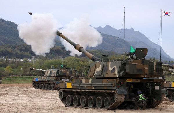 지난 10월21일 강원 철원군 문혜리 훈련장에서 호국훈련의 일환으로 열린 실사격 훈련에서 육군 8사단의 K9A1자주포 포탄 발사 모습. [사진=연합뉴스]