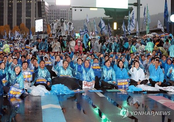 16일 오후 서울 광화문 북측광장 인근에서 더불어민주당 주최로 열린 '김건희 윤석열 국정농단 규탄·특검 촉구 제3차 국민 행동의 날' 장외 집회에서 참석자들이 구호를 외치고 있다. 2024.11.16 [사진=연합뉴스]