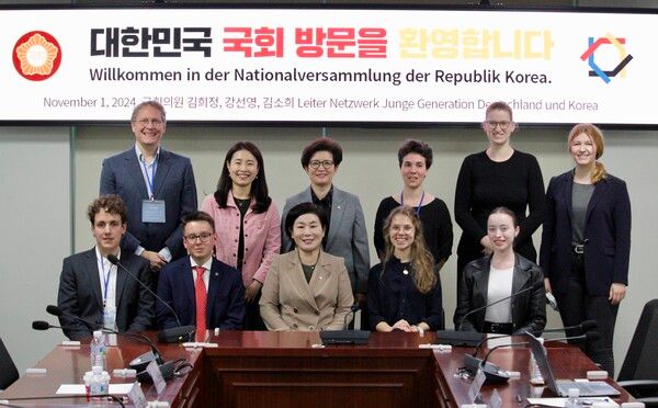 국민의힘 김희정(앞줄 가운데)·강선영, 김소희 의원은 11월 1일 독일 내 한독포럼 청년네트워크 프로그램에 선발되어 국회를 찾은 독일 청년 5명과 정책 간담회를 갖고, 기념촬영을 하고 있다. [사진=의원실 제공]