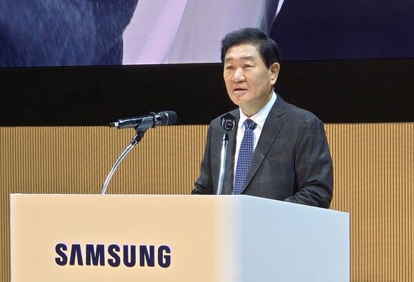 한종희 대표이사 부회장이 1일 경기 수원 디지털시티에서 열린 삼성전자 창립 55주년 기념식에서 기념사를 말하고 있다. [사진=삼성전자]