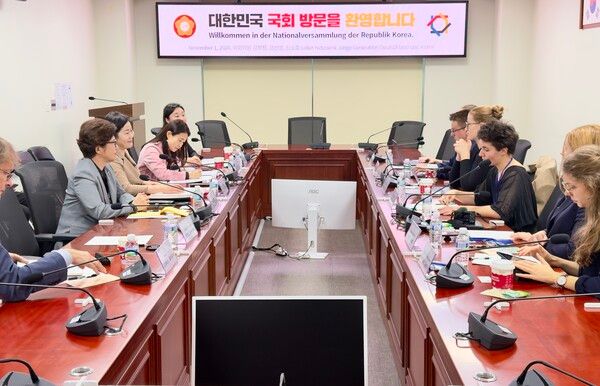 국민의힘 김희정(부산연제구)·강선영(비례), 김소희(비례) 의원이&nbsp; 11월1일 국회의원회관에서 독일 내 한독포럼청년네트워크 프로그램에 선발되어 국회를 찾은 독일 청년 5명과 정책 간담회를 갖고 있다. [사진=의원실 제공]
