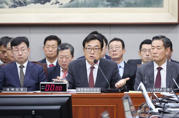 1일 국회에서 열린 운영위원회의 대통령비서실과 국가안보실, 대통령 경호처 대상 국정감사에서&nbsp;정진석&nbsp;비서실장이 의원 질의에 답하고 있다. [사진=연합뉴스]