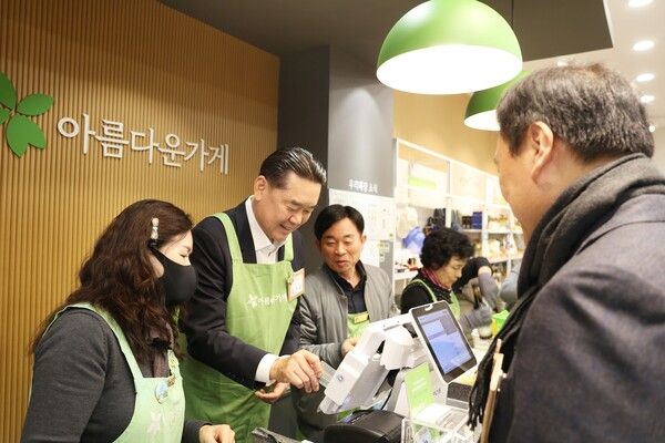 19일 아름다운가게 분당이매점에서 김인규 하이트진로 대표이사(앞줄 오른쪽 다섯번째)와 장윤경 아름다운가게 상임이사(앞줄 오른쪽 여섯번째), 협력사 관계자들이 참여한 가운데 제 13회 아름다운하루 특별전을 진행했다. [사진=하이트진로]