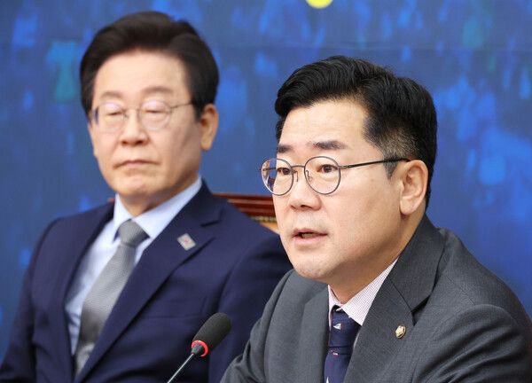 더불어민주당 박찬대 원내대표가 20일 오전 국회에서 열린 최고위원회의에서 발언하고 있다. 왼쪽은 이재명 대표. [사진= 연합뉴스]