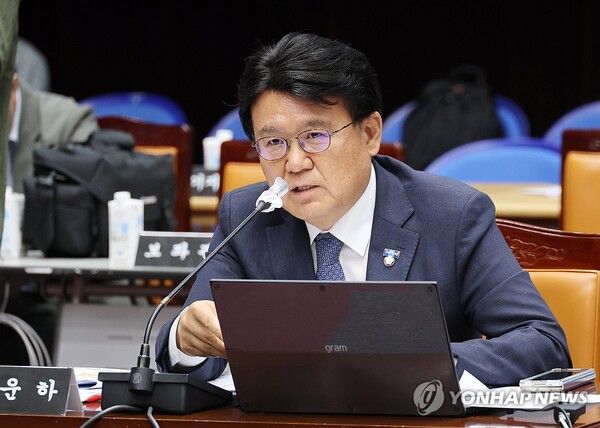 14일 전북특별자치도청에서 열린 국회 국토교통위원회의 전북도 대상 국정감사에서 조국혁신당 황운하 의원이 질의하고 있다. 2024.10.14 [사진=연합뉴스]