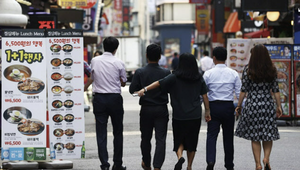 점심 메뉴를 고르고 있는 서울의 한 직장인들 (사진=연합뉴스)