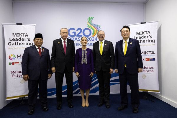 윤석열 대통령이 18일(현지시간) 19차 주요 20개국(G20) 정상회의가 열리는 브라질 리우데자네이루 현대미술관에서 한·믹타(MIKTA) 정상회동을 하며 기념촬영을 하고 있다.[사진=대통령실 제공]