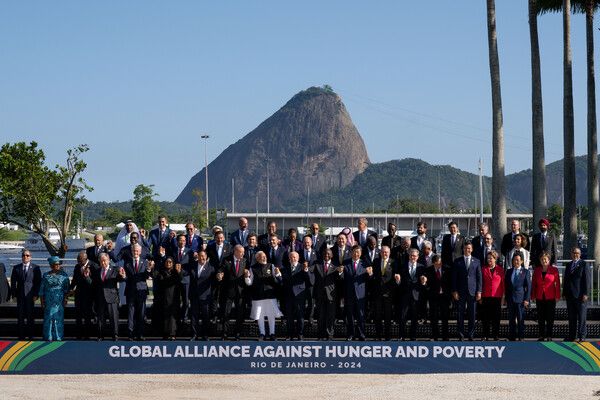 조 바이든 미국 대통령과 시진핑 국가주석을 비롯한 주요 20개국(G20) 정상들이 19일(현지시간) 브라질 리우데자네이루에서 폐막한 G20 정상회의에서 단체 사진을 찍고 있다.[사진=대통령실 제공]