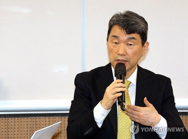 이주호 부총리 겸 교육부 장관이 지난 11일 오후 세종시 한 호텔에서 열린 출입 기자 간담회에서 윤석열 정부 2.5주년을 맞아 교육개혁 성과와 향후 추진 방향에 관해 설명한 뒤 기자들의 질문에 답하고 있다. [사진=연합뉴스]