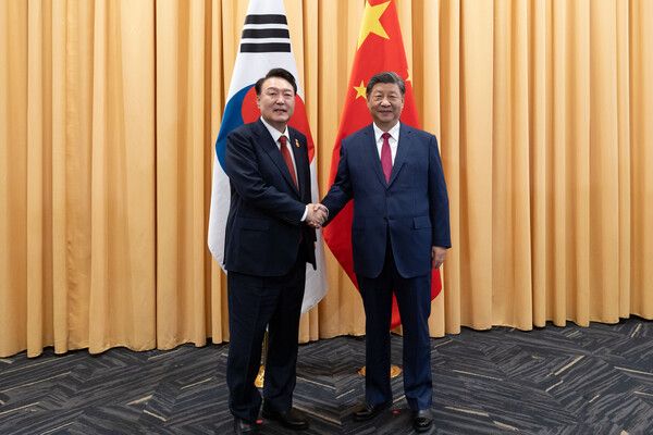 윤석열 대통령과 시진핑 중국 국가주석이 지난 15일 페루 리마에서 2년만의 정상회담을 앞두고 기념촬영을 하고 있다. [사진=대통령실 제공]