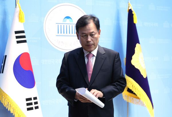 국민의힘&nbsp;윤한홍&nbsp;의원이 21일 서울 여의도 국회 소통관에서 기자회견을 열고 자신을 둘러싼 의혹에 대해 해명한 뒤 퇴장하고 있다. [사진=연합뉴스]