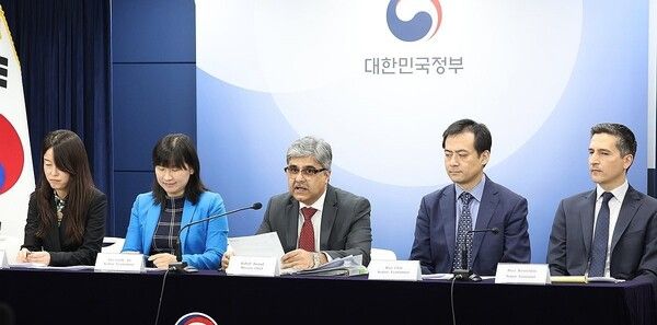 국제통화기금(IMF) 라훌 아난드 한국미션 단장이 20일 오전 정부서울청사에서 IMF-한국 연례협의결과를 발표하고 있다. [사진=연합뉴스]