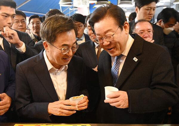 이재명 더불어민주당 대표와 김동연 경기도지사가 21일 경기도 수원시 못골시장을 방문해 호떡을 시식하며 화담하고 있다. [사진= 연합뉴스]