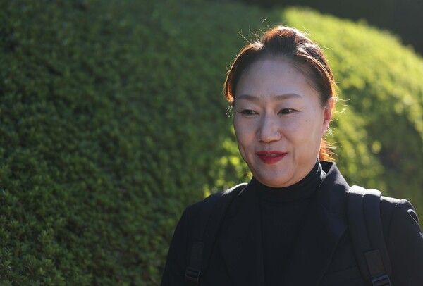 명태균 사건을 폭로한 강혜경 씨가 6일 오전 경남 창원시 성산구 창원지방검찰청에 출석하고 있다.[사진=연합뉴스]