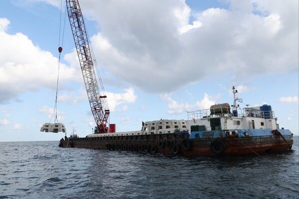 포스코 철강부산물을 활용해 개발한 트리톤 인공 어초로 포항 구평1리와 모포리에 민·관·연 협력 바다숲을 조성하고 있다. 사진은 트리톤 어초를 해양에 투입하고 있는 모습. [사진=포스코]